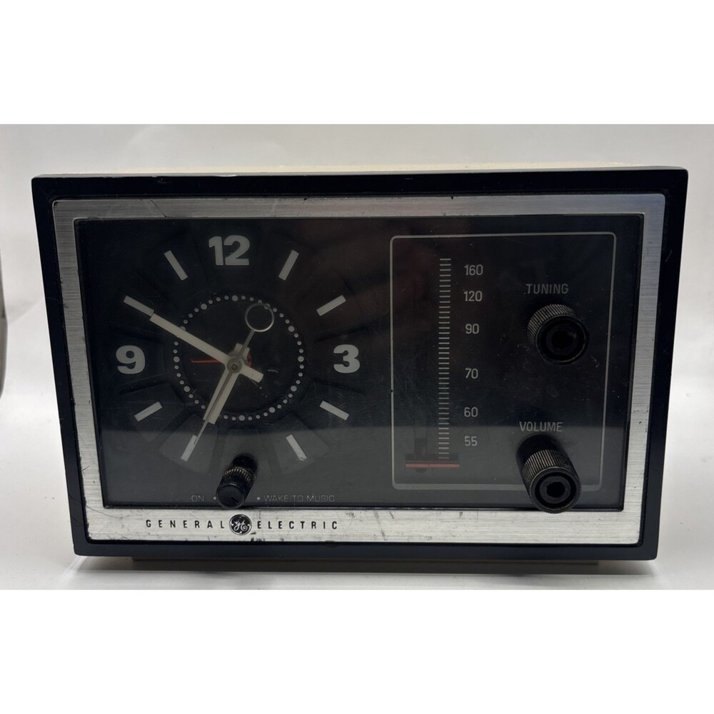 Vintage General Electric AM Radio Alarm Clock Model 7-4725A (TESTED)